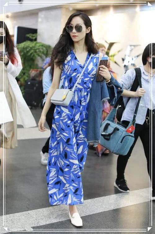 韩雪太强了！一条印花裙也能凹出性感范，网友：快教教王鸥吧！