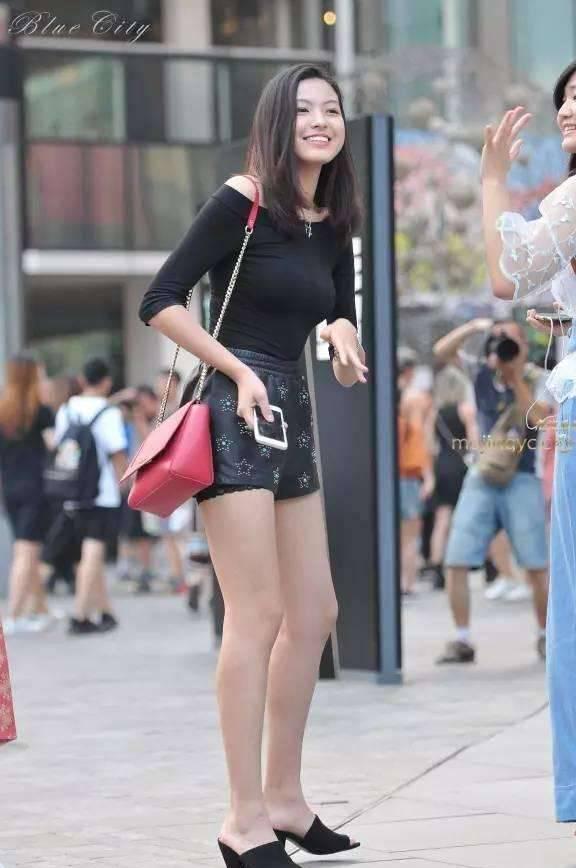 街拍:夏天小姐姐个个秀美腿,肉丝袜VS光腿哪种美?