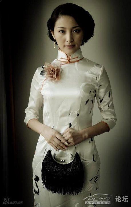 49岁许晴与51岁金星同穿旗袍，差距竟这么大！显身材的旗袍怎么穿