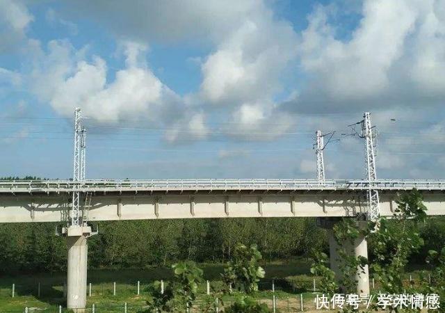 这条高铁线路由山东和江苏共建,沿途设站19个,即将通车运营