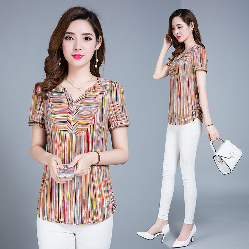 入秋了，别再傻傻穿旗袍，50岁婆婆穿这小衫，显嫩的不像中年人