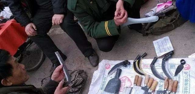  「卖刀」有人专门来农村卖刀，赊账不收钱，留下预言不少，背后