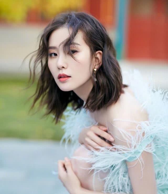 脸上@脸上有这3个特征的女人,往往都“不显老”,同时中两个的很少见
