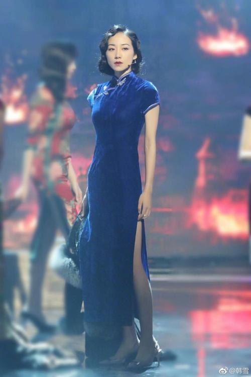 韩雪牛仔裙臀部下用薄纱遮掩，却不及背景雕塑抢镜，真的好羞羞