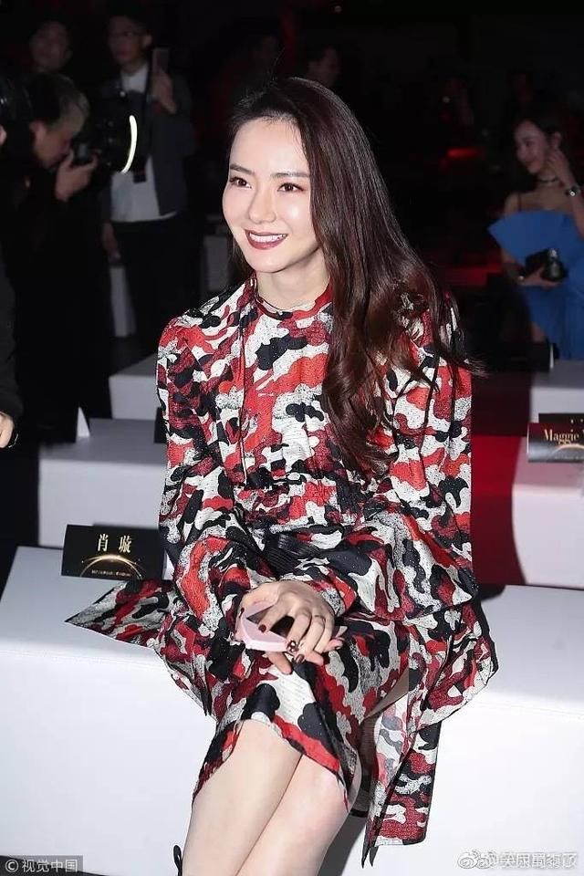 戚薇花裙好美，掀裙子太豪迈了吧!张馨予一身白两人保持距离!