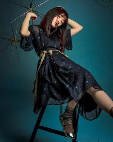 “假小子”徐娇长大了, 穿包臀裙秀身材, 果然是女大十八变