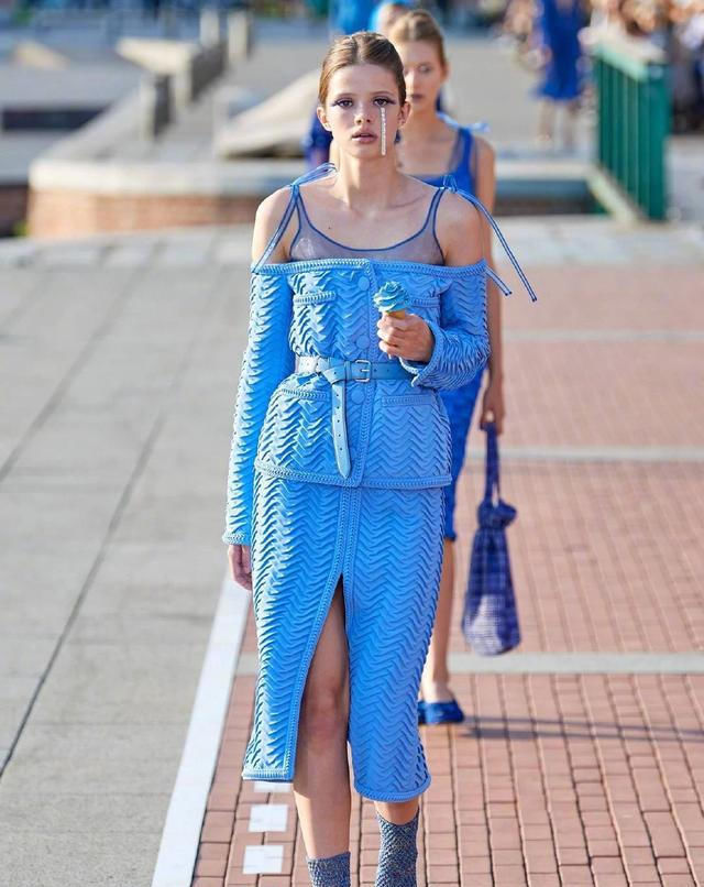 『连身裙』女人35岁,建议春夏多穿这浅黄色裙装搭牛仔外套,洋气减龄还不贵...