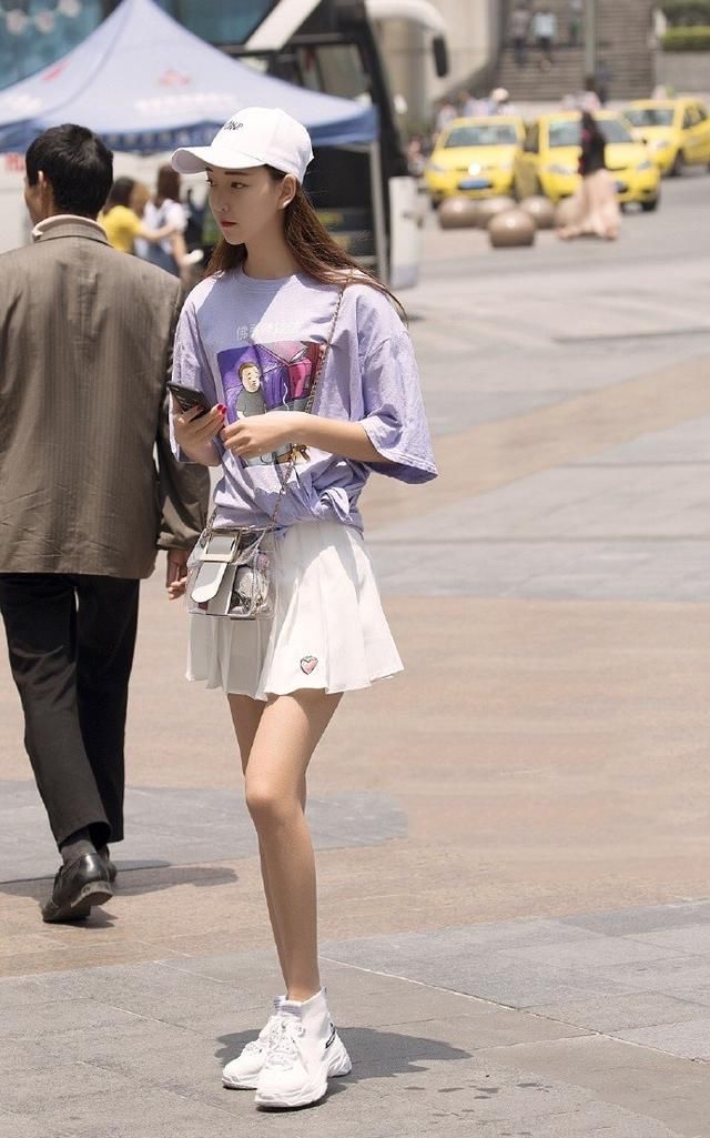 街拍，小清新风的穿搭减龄又显气质，让你尽显年轻美!