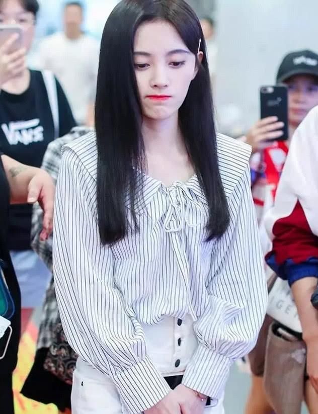 鞠婧祎穿超短裤跳热舞，却用力过猛甩出黑色部位，网友：好撩人！