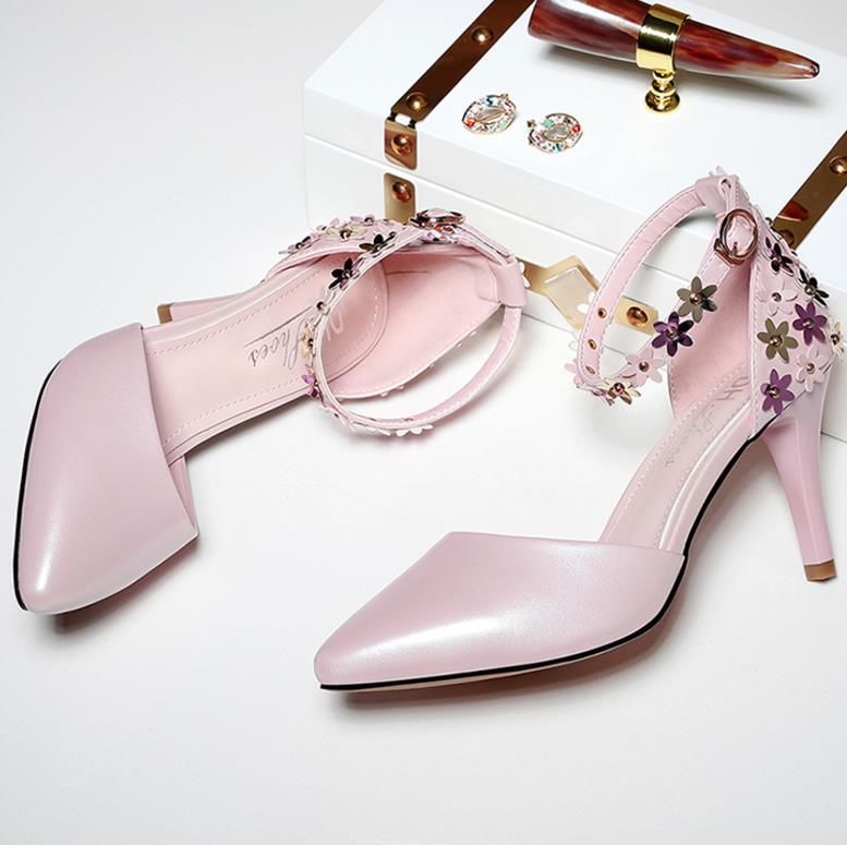 为什么夜店里的女生那么漂亮?首先要有双显瘦高跟鞋，身姿才挺拔