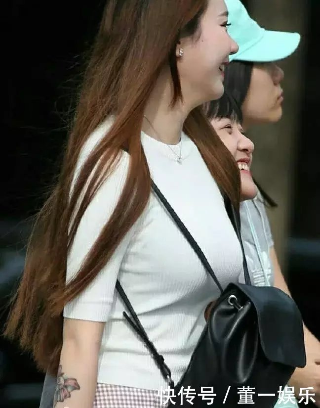 丰腴小姐姐格子小短裙包裹浑圆翘臀,走路时候露出白皙的大腿