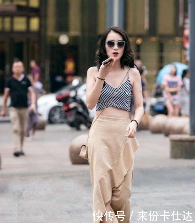  搭配|成都街拍美女身着靓丽超短裙，搭配黑色高跟鞋，好身材一览无余