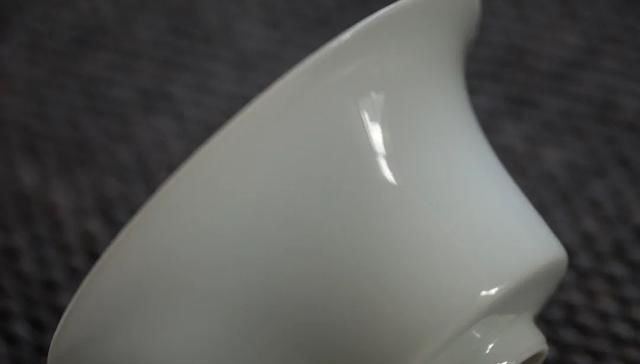  淡白■淡白盖碗 | 这款盖碗不烫手，轻盈易持握，且清丽端庄有颜值