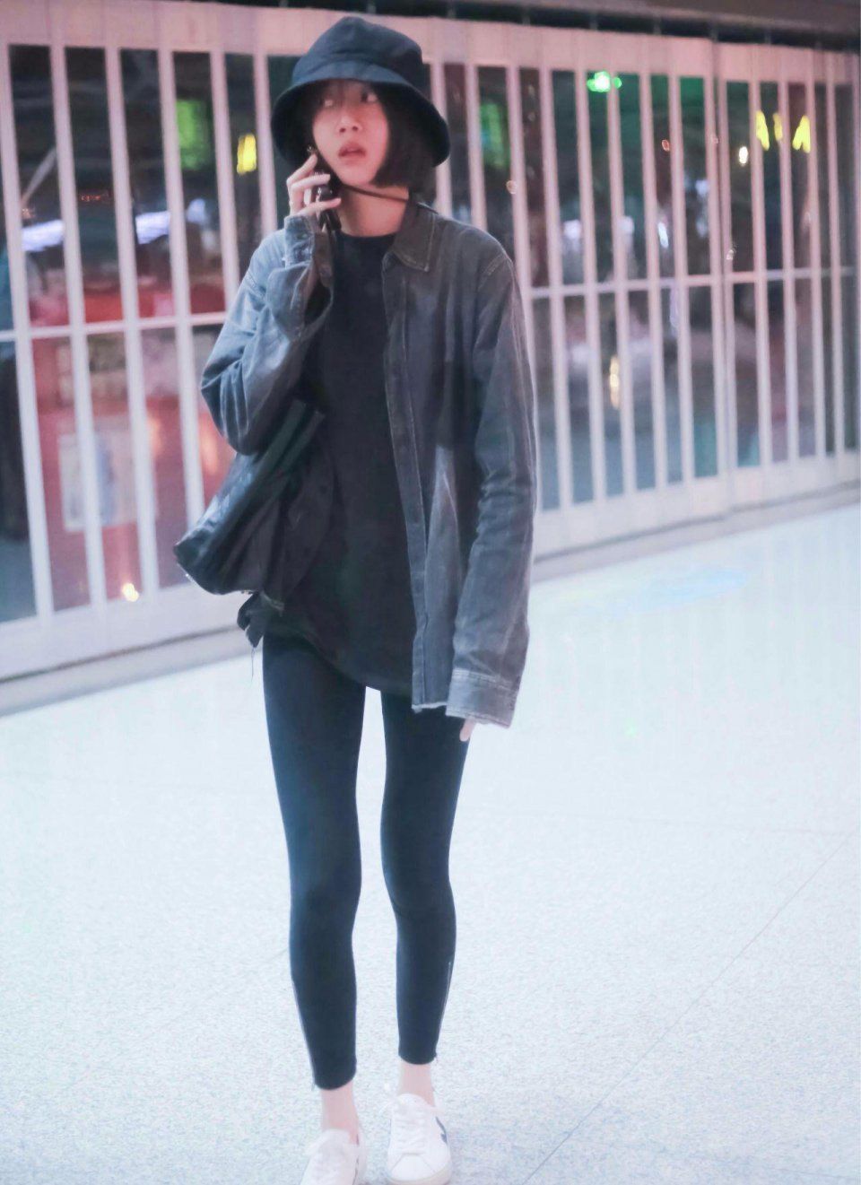 李溪芮是有多自信?穿着白色紧身裤就出门，这个腿看着真是尴尬!