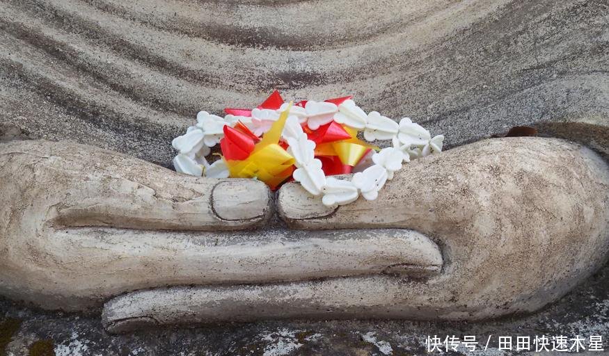 一座叫“鬼窟”公园,布满了数百尊形态诡异,造型夸张的神像