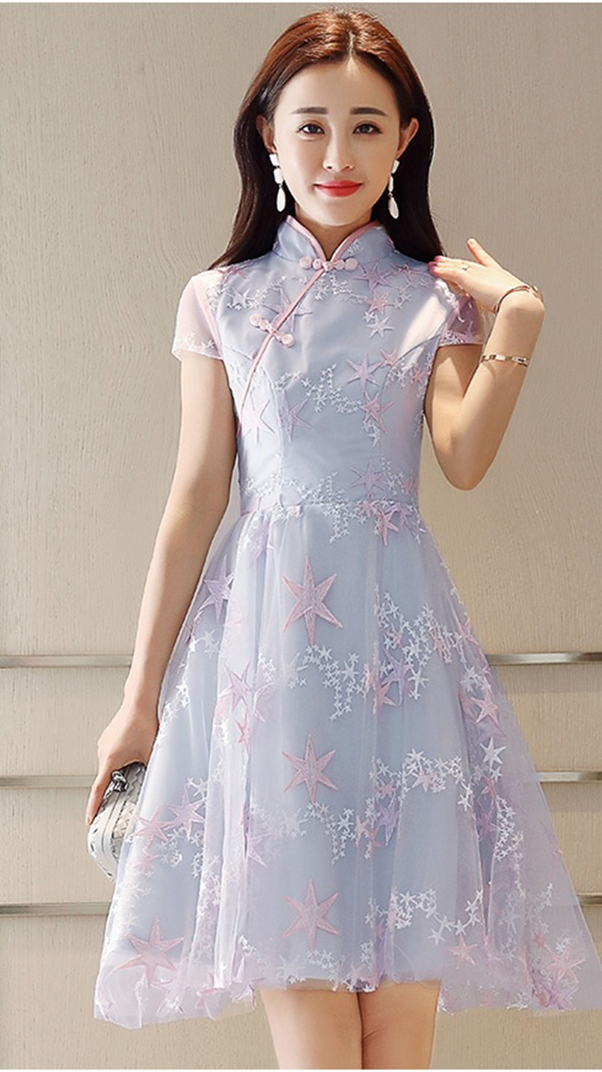 如果你身材小巧，又想穿旗袍，介绍这款改良旗袍连衣裙给您