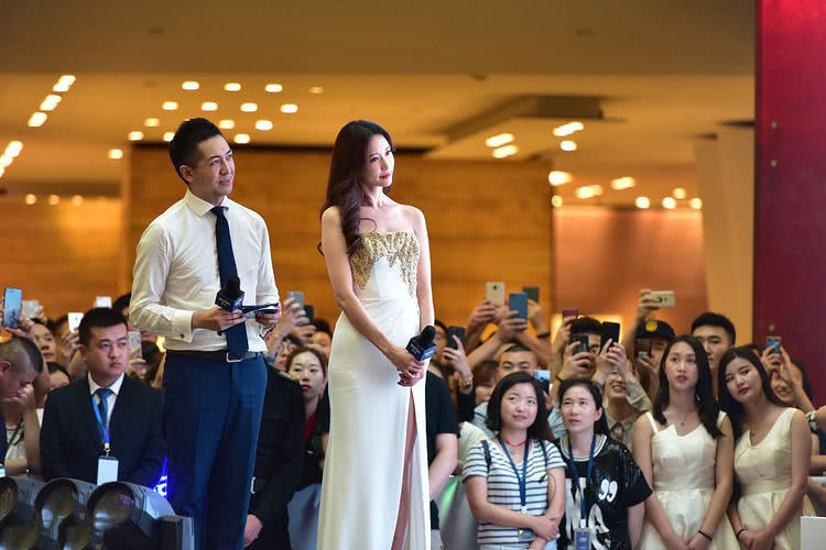 44岁林志玲参加活动，一身抹胸裙，不管什么造型都能轻松驾驭!