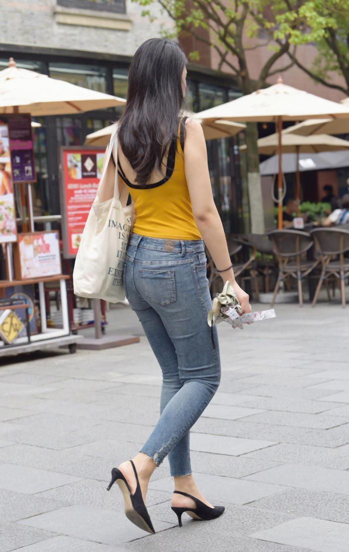高跟鞋|街拍:这一身穿搭, 穿上高跟鞋不知道该说有个性还是百搭呢?