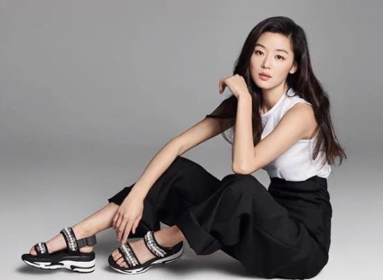 全智贤太拼了!胸以下全是腿,却不曾被小腹抢镜!