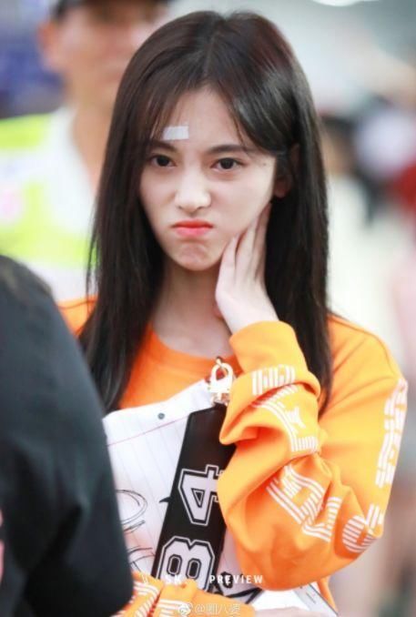 鞠婧祎只穿一件T恤，玩“下衣失踪”, 159cm的身高算是毁了！