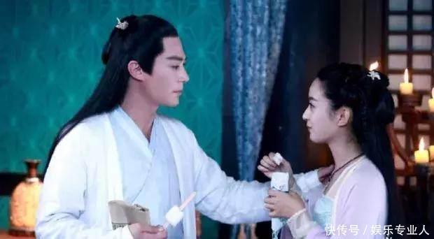 看明星片场如何花样避暑?杨幂脱得只剩背心,给