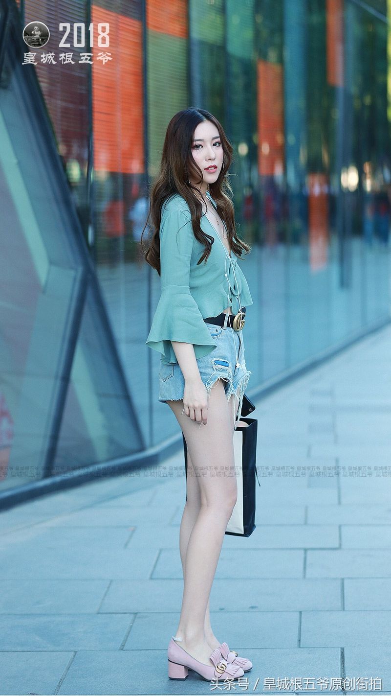 街拍:喜欢标新立异，渴望与众不同的女孩