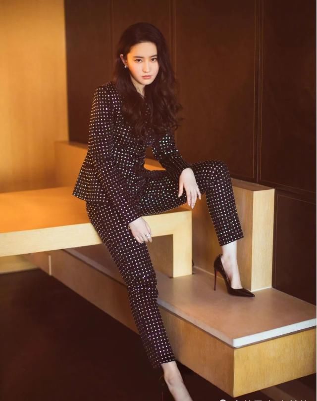  不妨：建议腿粗的女人，不妨多穿这5条裤子，遮肉显瘦还很有气质