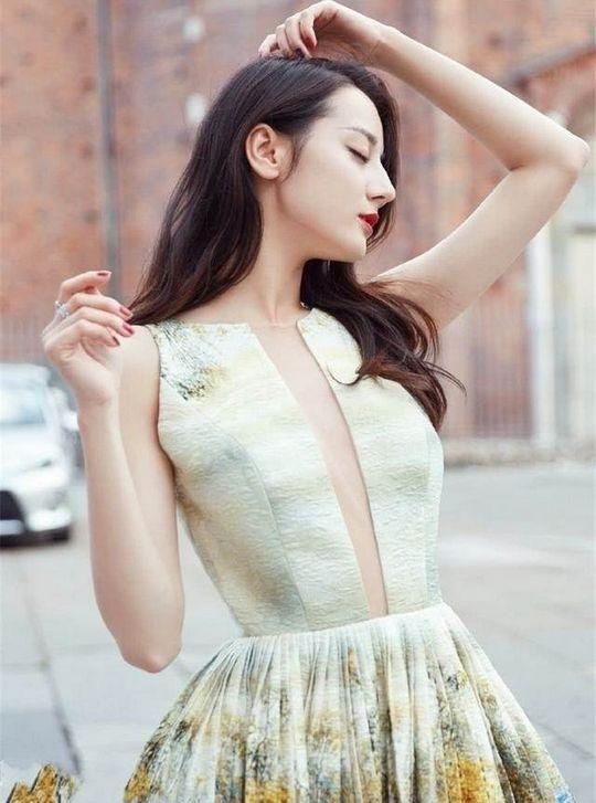 迪丽热巴穿吊带连衣裙,裙子开叉无边际,网友:谁都没你敢穿!