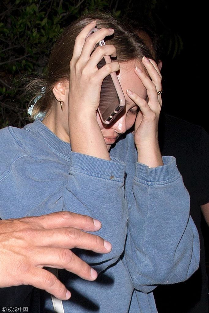 德普爱女莉莉凌晨1点出街小白裙秀少女风   被拍挡脸偷着乐获保镖