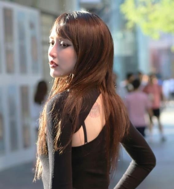 粉色:街拍:明眸善睐的美女,一条灰色连衣裙外搭粉色外套,时尚女神范