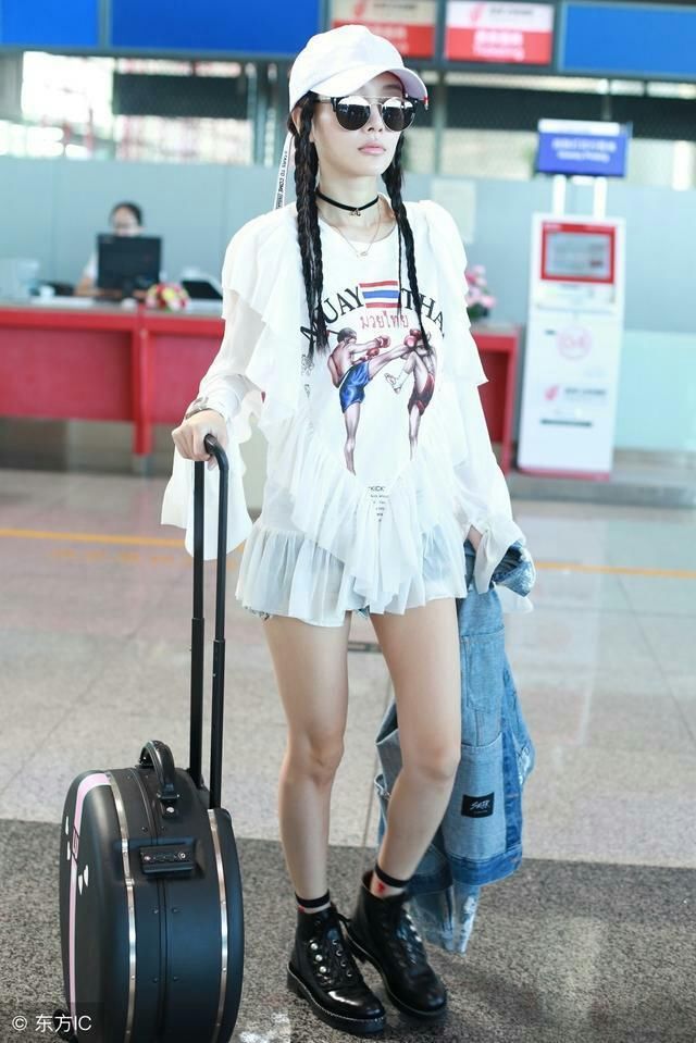 李小璐小辫子发型现身机场，网友:甜馨都长大了，妈妈还那么年轻