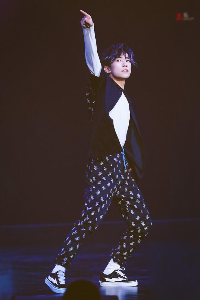 易烊千玺厉害，不仅长袖套短袖，还穿“花裤子”，居然一点不丑！