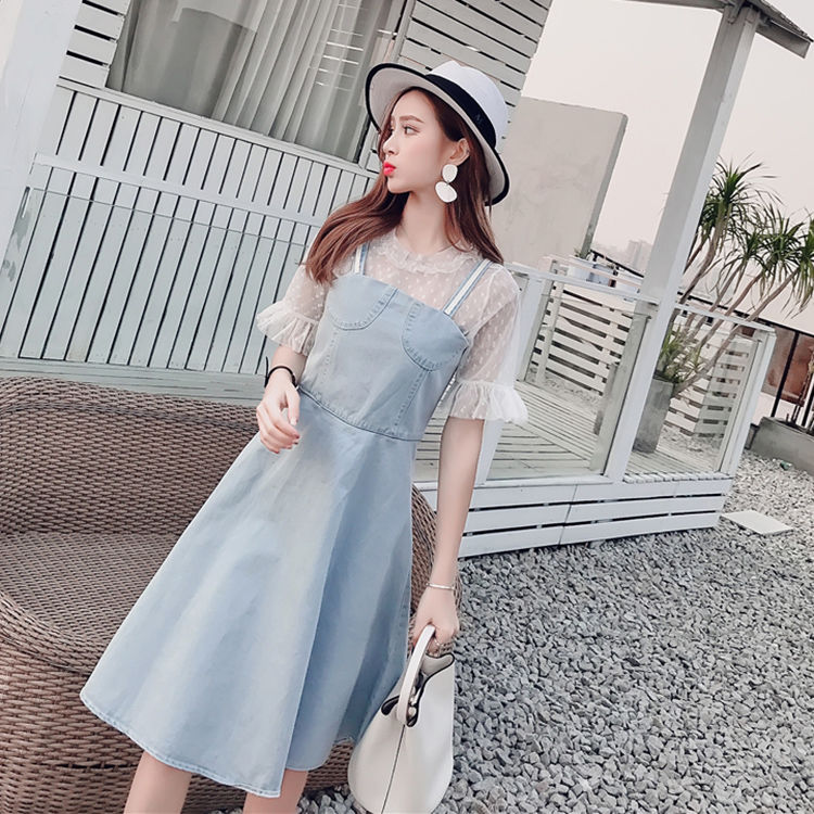 女人胆子越来越大了，短裙不穿安全裤，却从不怕走光!美丽又性感