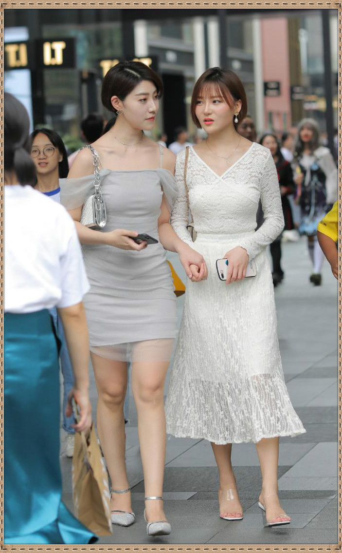 英姿飒爽|街拍:这么厚实的小白裙子, 穿上身很英姿飒爽吧? 美艳无比!