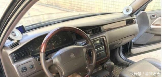 大爷花9千买辆老款的丰田皇冠, 小区门卫 这车我给你2万元