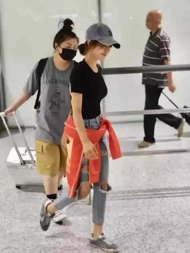 蔡依林性感T恤大露背，却被网友吐槽内衣款式太大妈