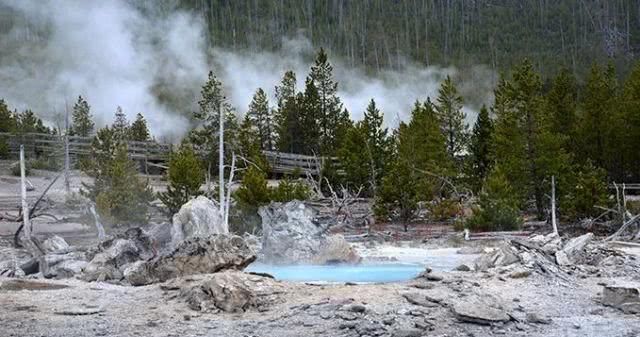 网红拍旅行打卡照被抓，游客喷泉旁被烧得面目全非：用生命换来的