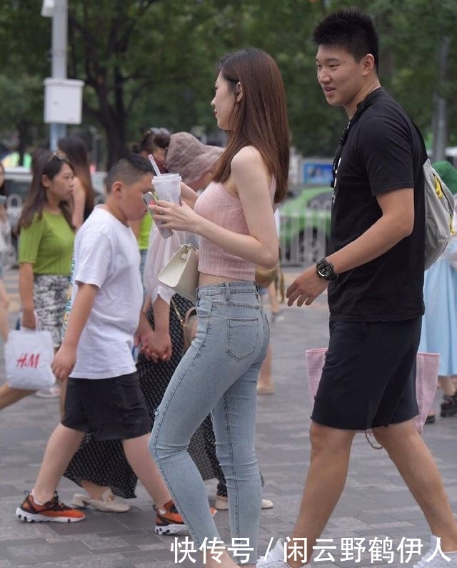 腿部线条■牛仔裤展现时尚底气,个性又减龄,穿出自己洒脱的气质!