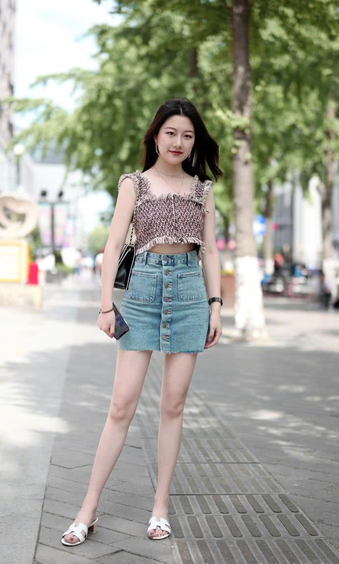 街拍：穿着朦胧一抹小性感的小姐姐，青春靓丽很独特！