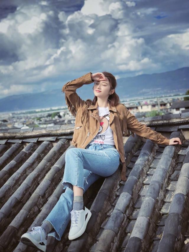 景甜机场穿超短裤秀长腿，外套才是真个性，秋季时尚就学她！