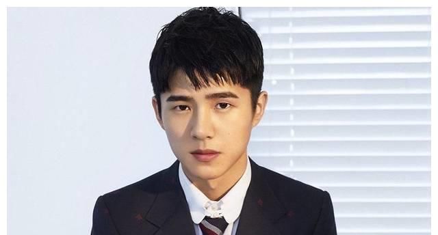 #清爽#刘昊然一改以往清爽设计风格,着一抹绯红妆现身
