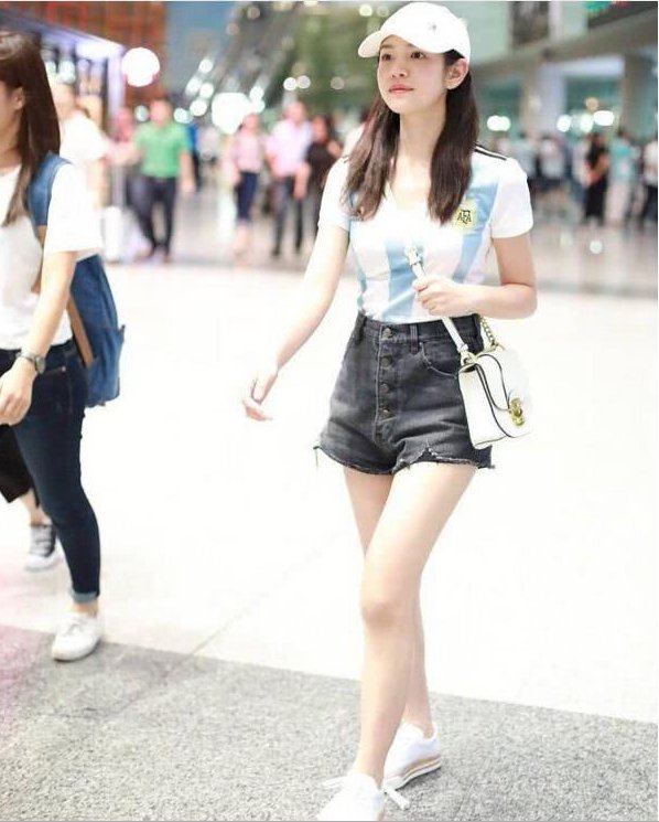 瘦了?陈妍希的小蛮腰、大长腿都出来了，网友:最近在健身