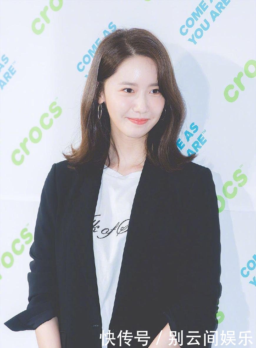 林允儿厉害了, 身穿一身黑西装出席活动, 低头看到她的脚, 我沉默