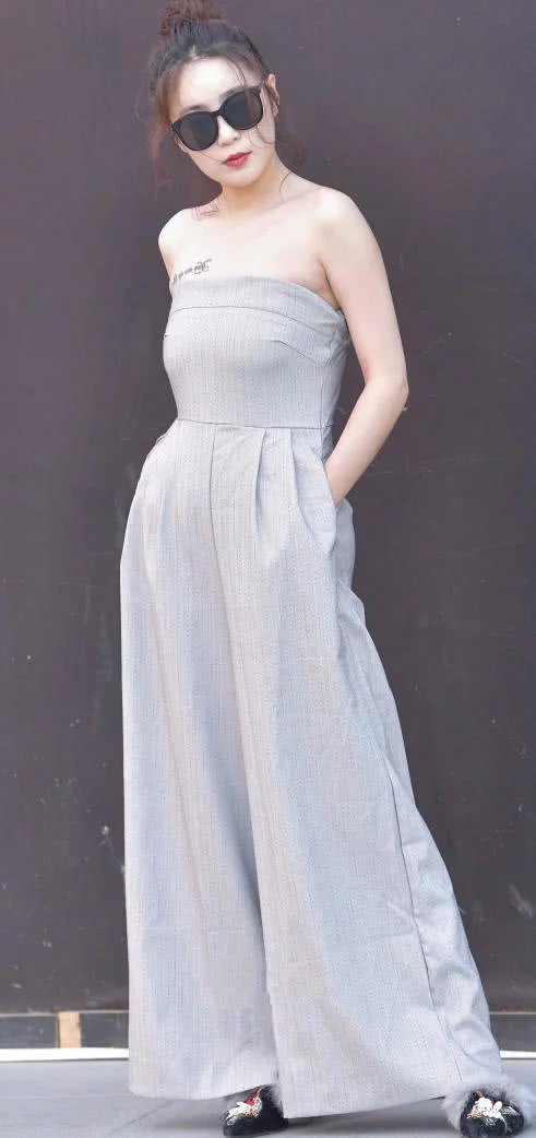 婴儿肥小姐姐束胸连衣裙勒的喘不过气,肥而不腻,回眸一笑迷倒一