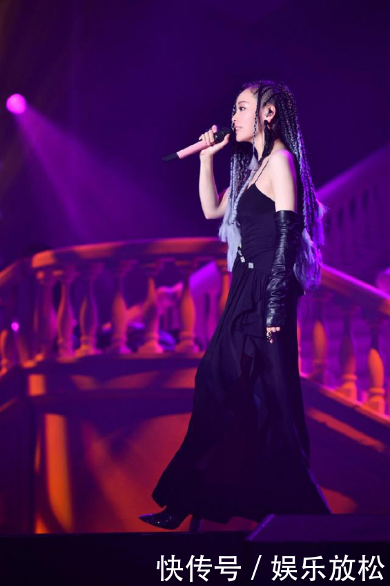 33岁张靓颖穿黑色开衩裙亮相，尽显成熟女性的魅力