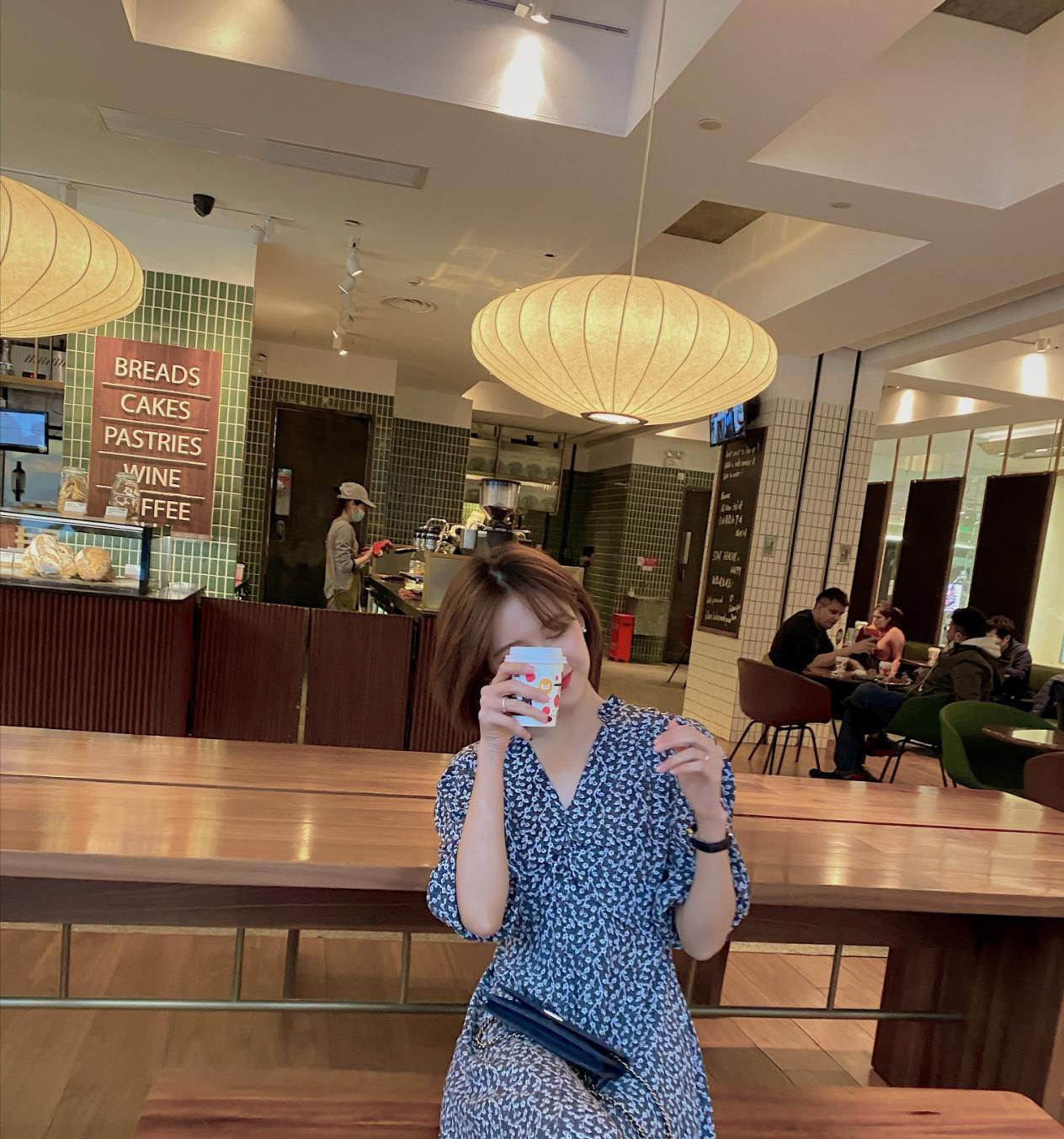 『女生』适合平胸女生的通勤装,学会这些穿搭“小心机”,提升你的衣品