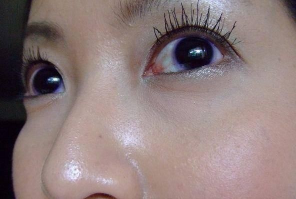 毛孔粗大:4种人毛孔越来越粗,像拔过毛的鸡皮,简单的技巧可缩小毛孔