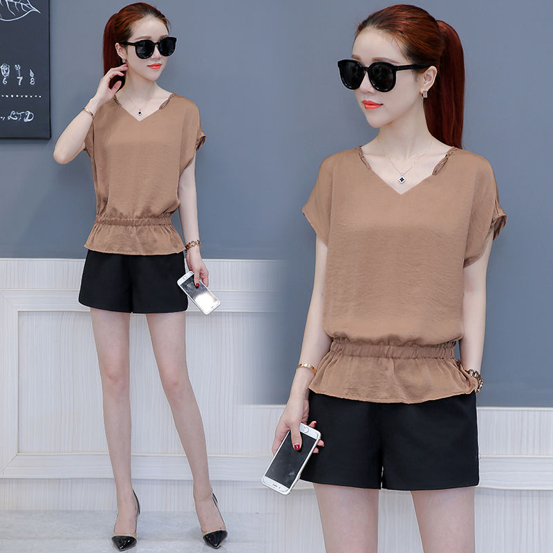 40岁老婆，出门从不被叫大姐，就穿小衫+短裤，显年轻还显身高