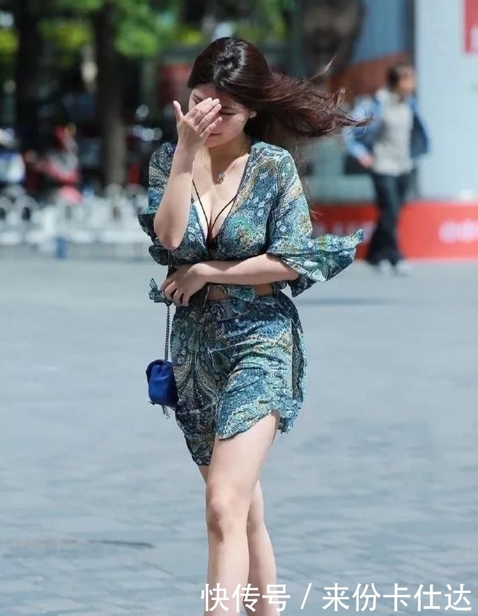  身材|一双高跟鞋穿搭在脚上，让整体的搭配也变的时尚起来