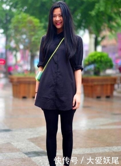  「动人」街拍：吊带碎花套装的小美女，专注手机表情唯美动人，充满朝气